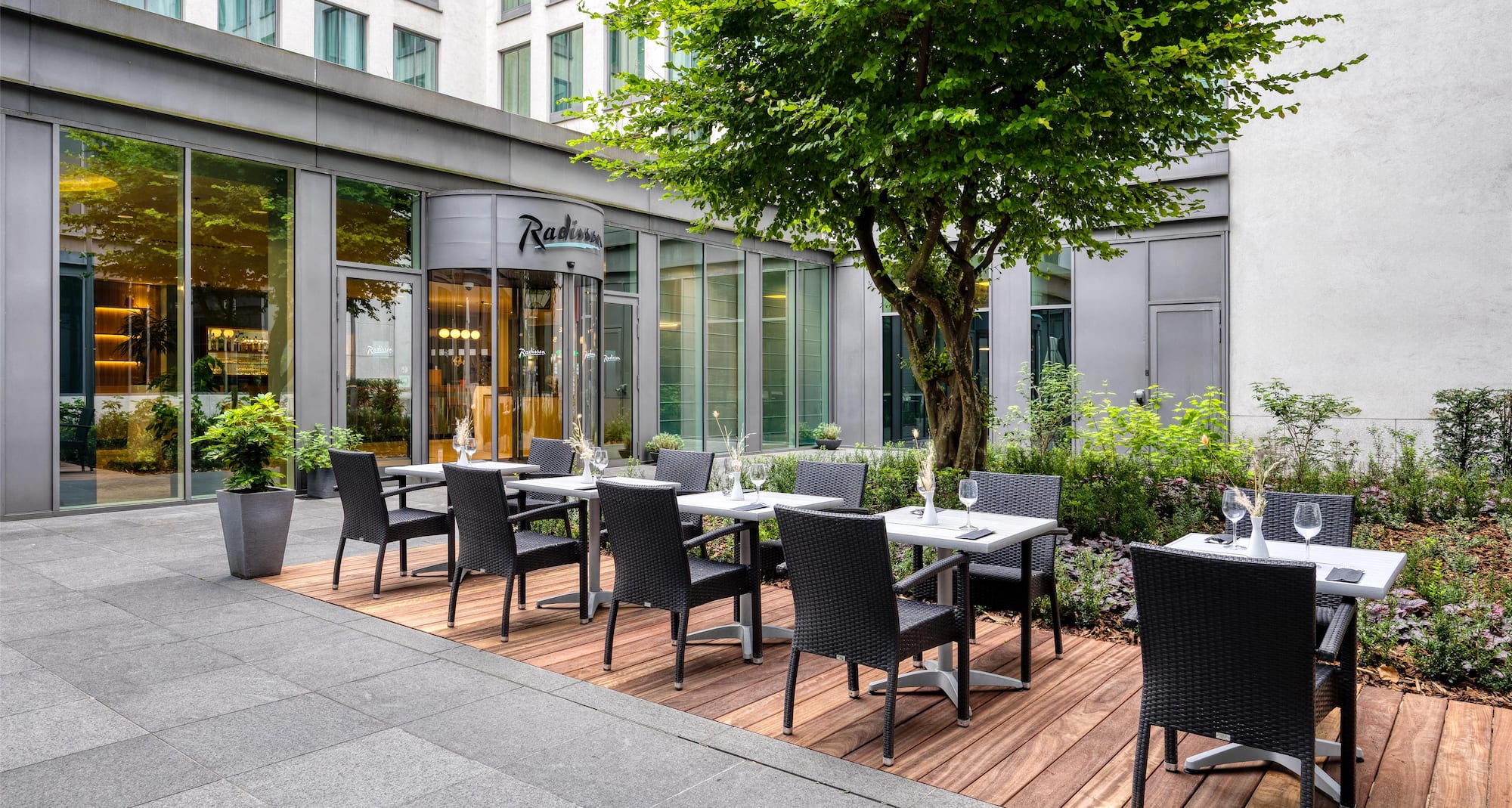 Radisson Hotel Brussels Centre Midi - Garden Patio Exterior