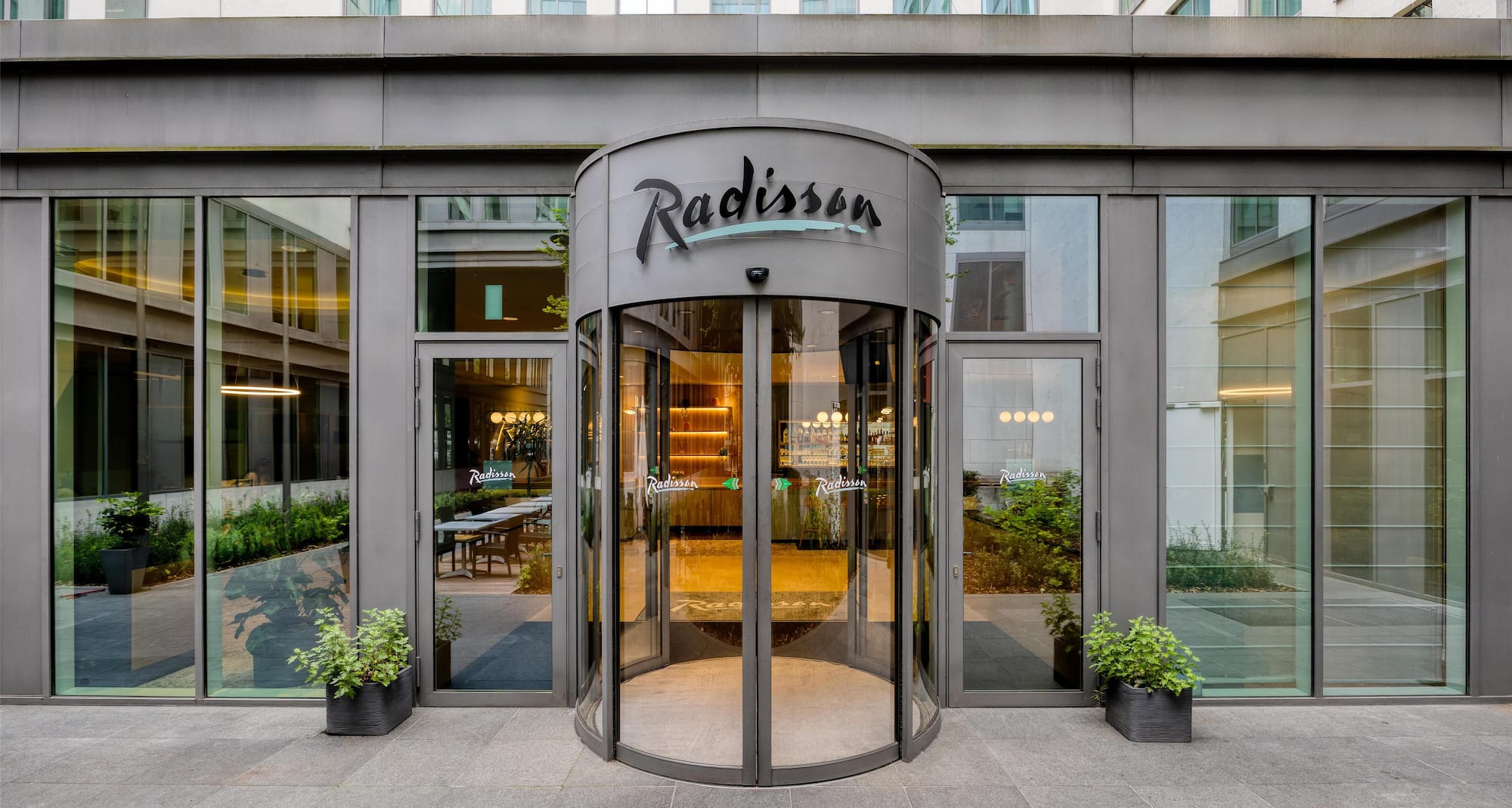 Radisson Hotel Brussels Centre Midi - Exterior entrance