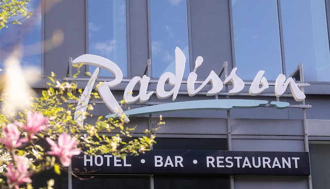 Radisson Hotel Brussels Centre Midi - Vy över fasaden