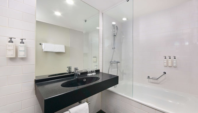 Radisson Hotel Brussels Centre Midi - Baño de la habitación de invitados