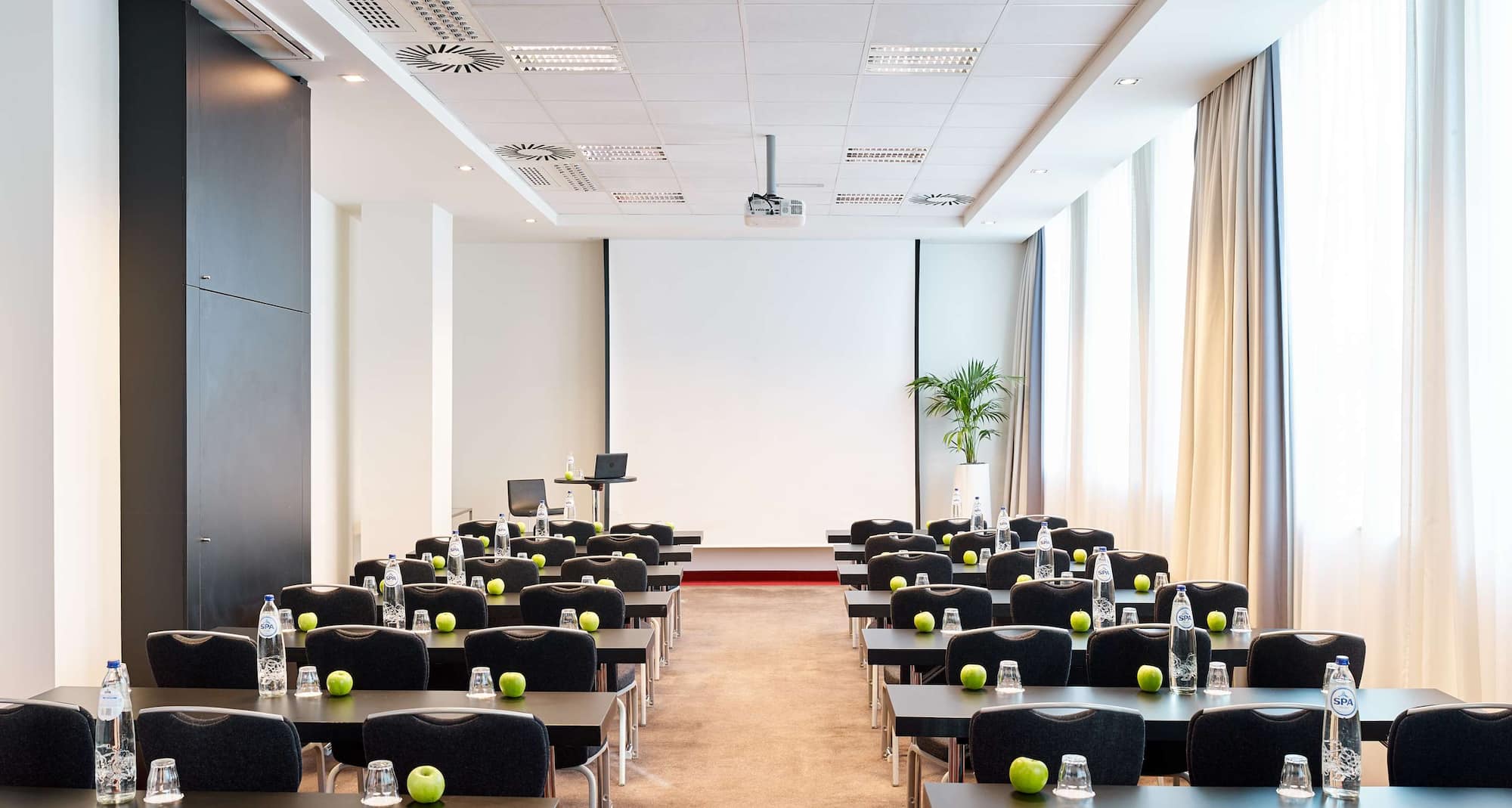 Radisson Hotel Brussels Centre Midi - Meeting Room - Classroom