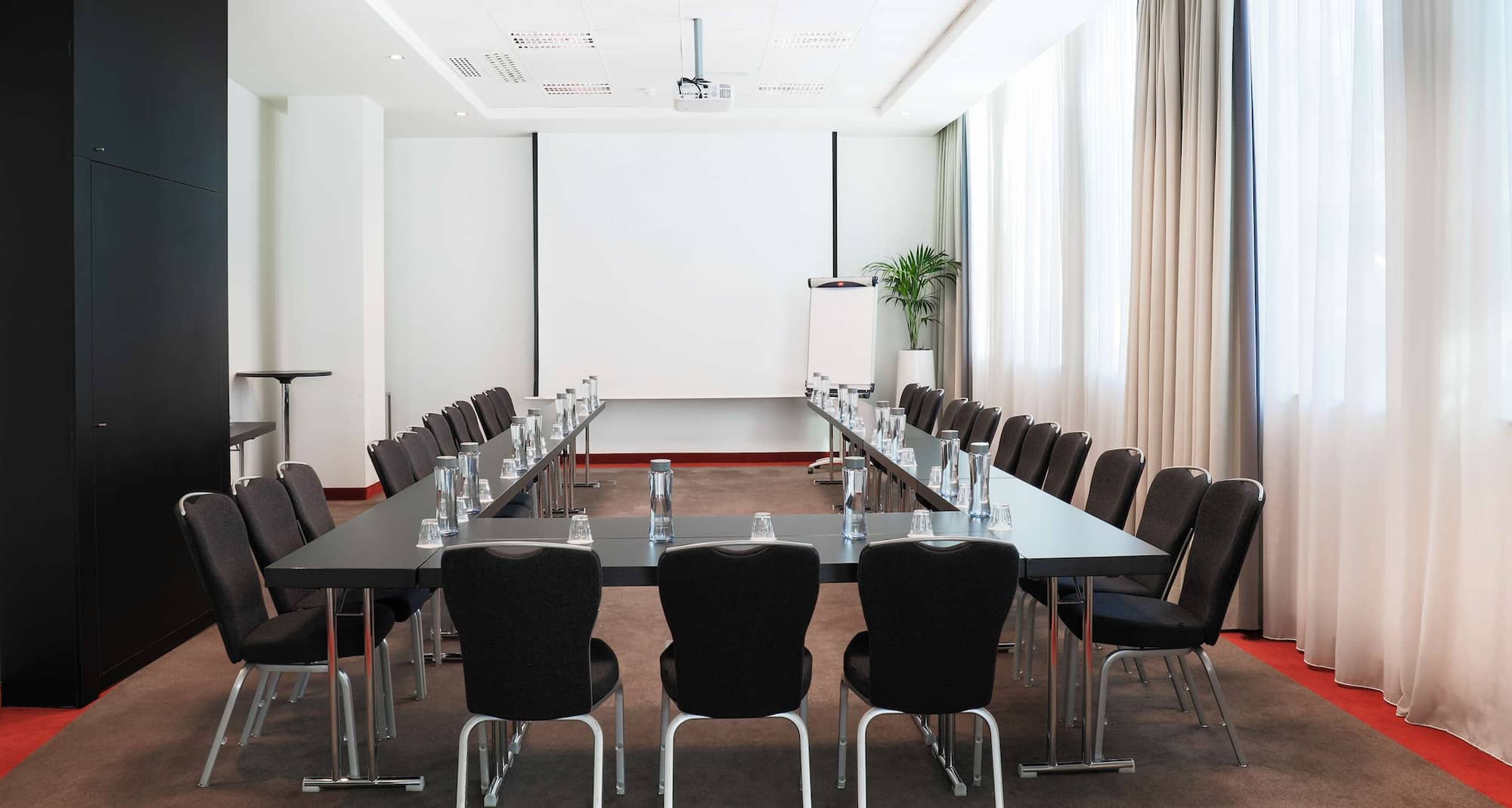 Radisson Hotel Brussels Centre Midi - Meeting room with U-shape setup
