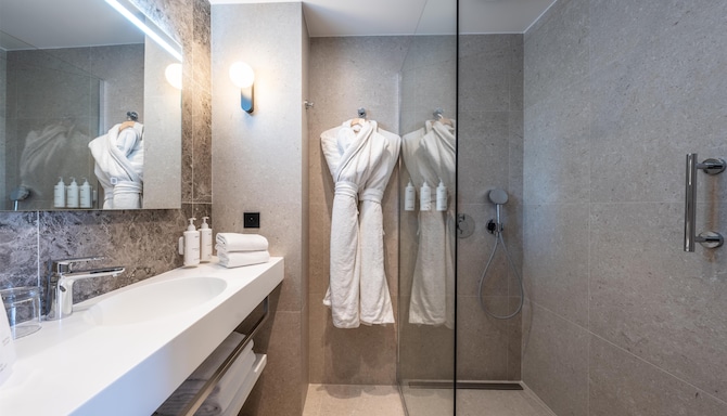 Radisson Hotel Cannes Seaside - Superior Room Bathroom