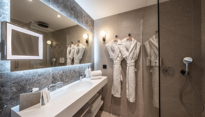 Radisson Hotel Cannes Seaside - Premium Room Bathroom