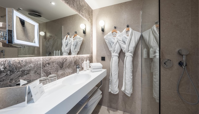 Radisson Hotel Cannes Seaside - Standard Room Bathroom