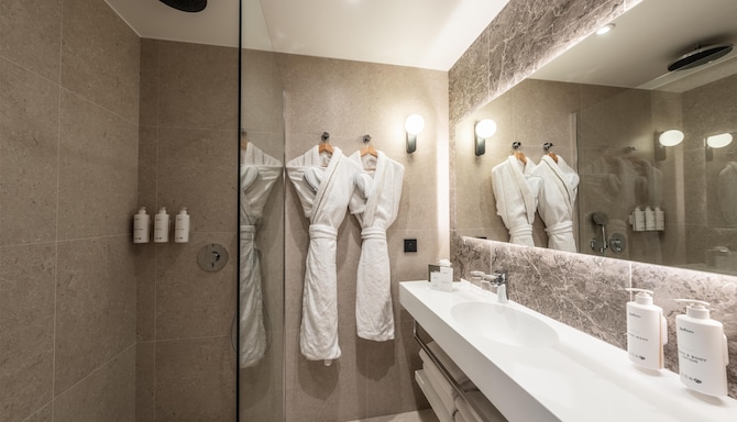 Radisson Hotel Cannes Seaside - Standard Room Bathroom