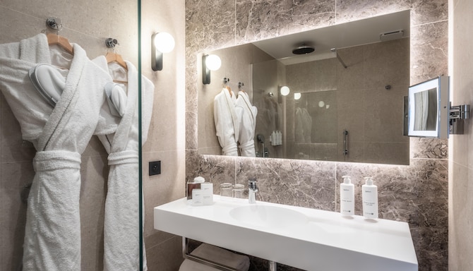 Radisson Hotel Cannes Seaside - Standard Room Bathroom