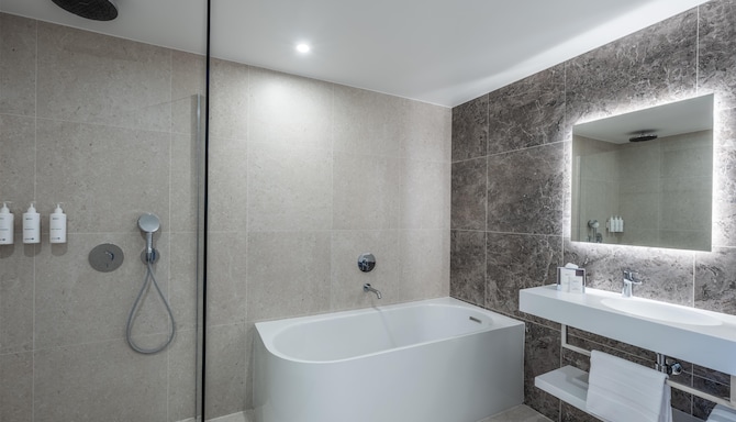 Radisson Hotel Cannes Seaside - Junior Suite Bathroom