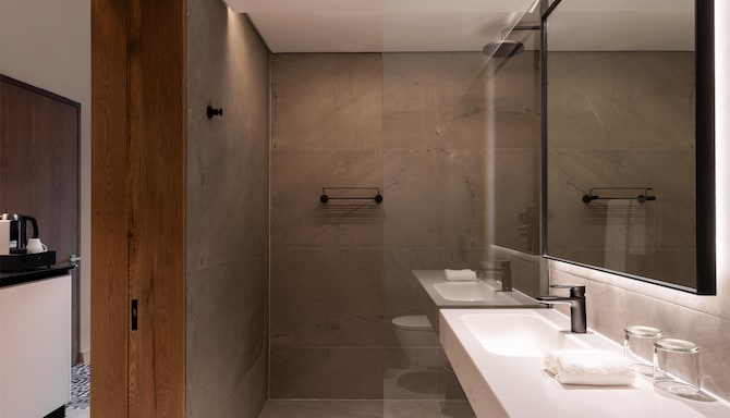 Radisson Hotel Cape Town Foreshore - Studio Apartment Bathroom