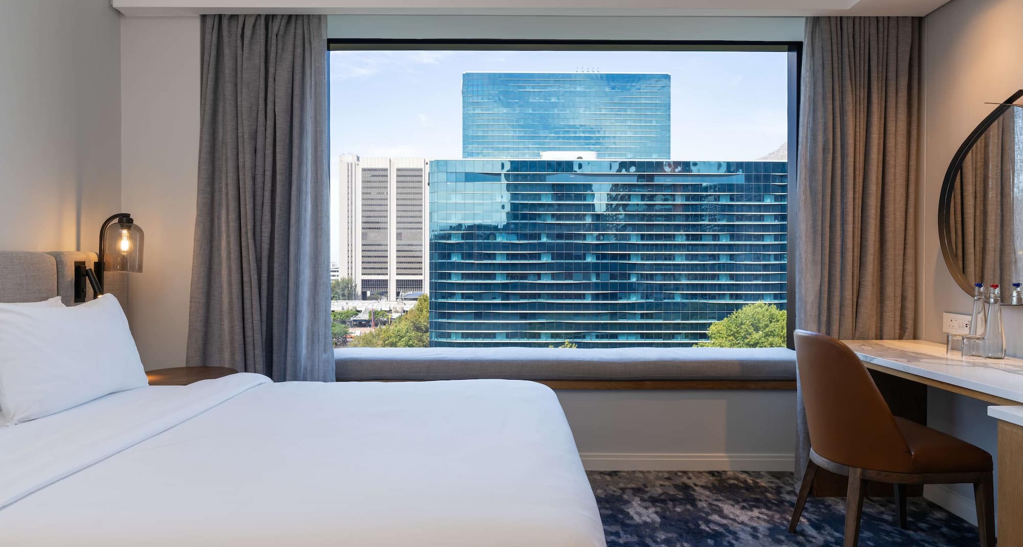 Radisson Hotel Cape Town Foreshore - Standard Room with mountain view