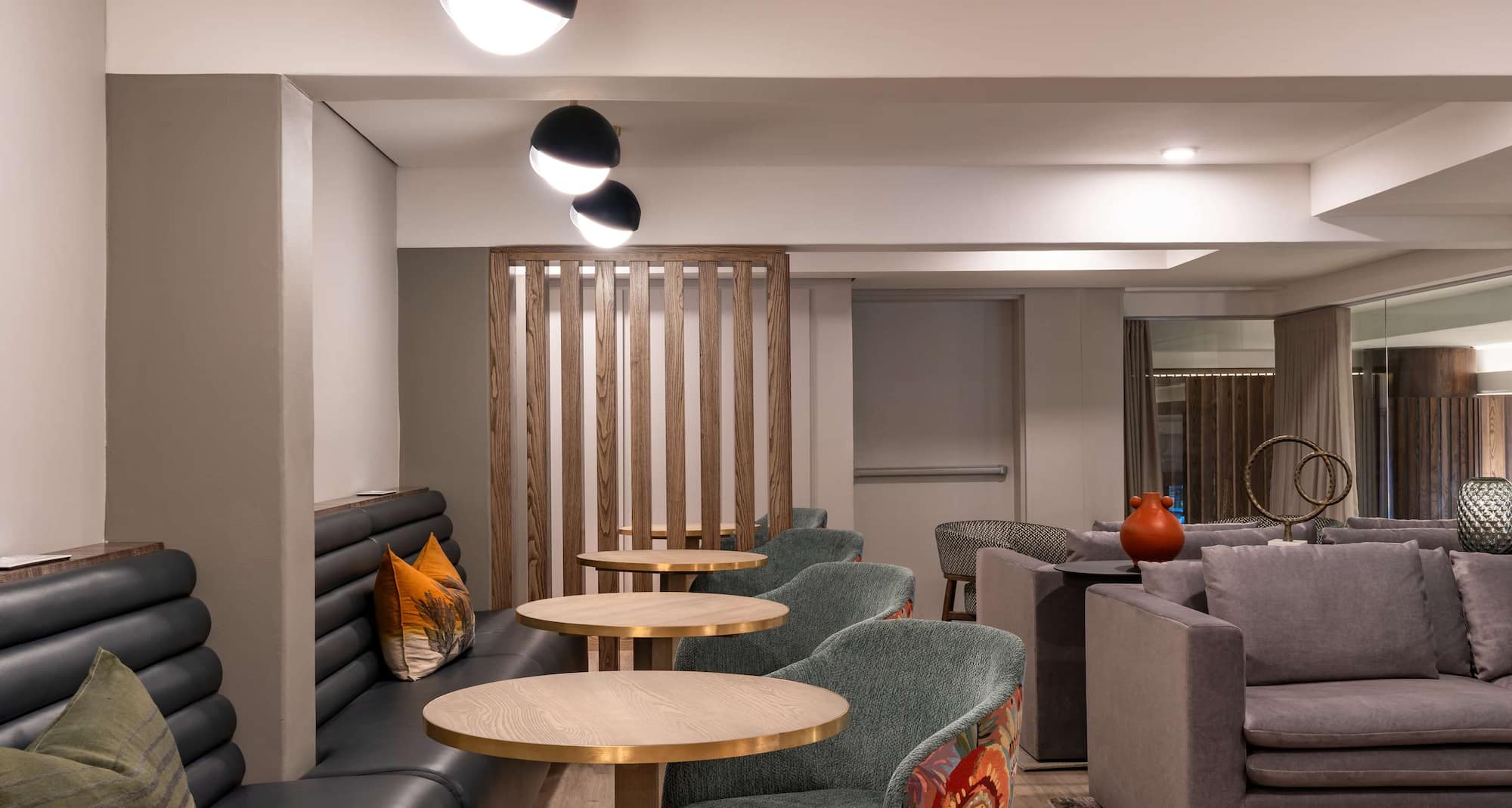 Radisson Hotel Cape Town Foreshore - Mezzanine lounge and co working station