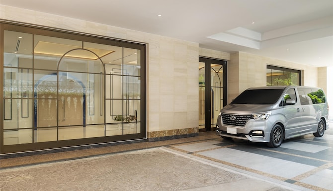 Radisson Hotel Chateau de Bangkok - Drop-off at Crystall Lotus Hall