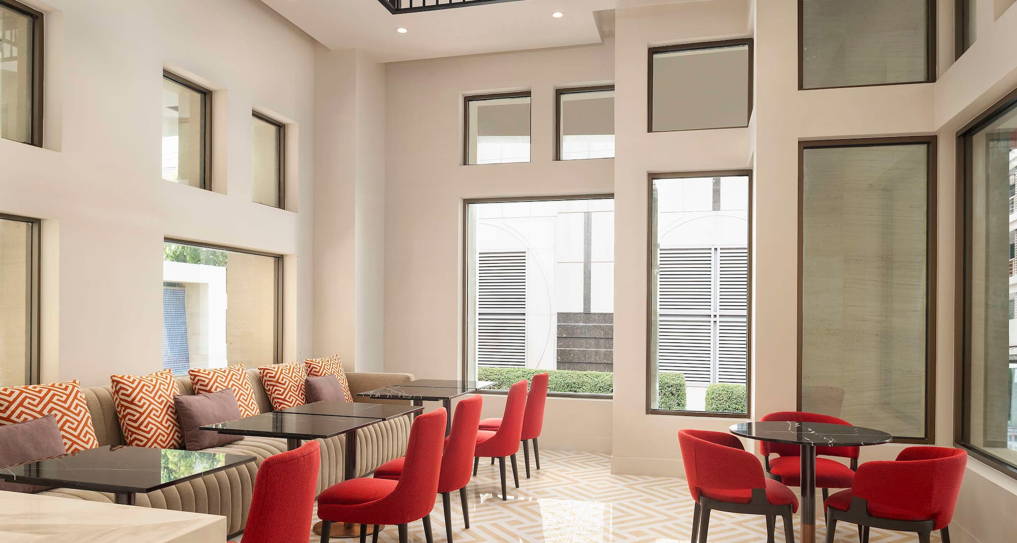 Radisson Hotel Chateau de Bangkok - Ladder and Lounge