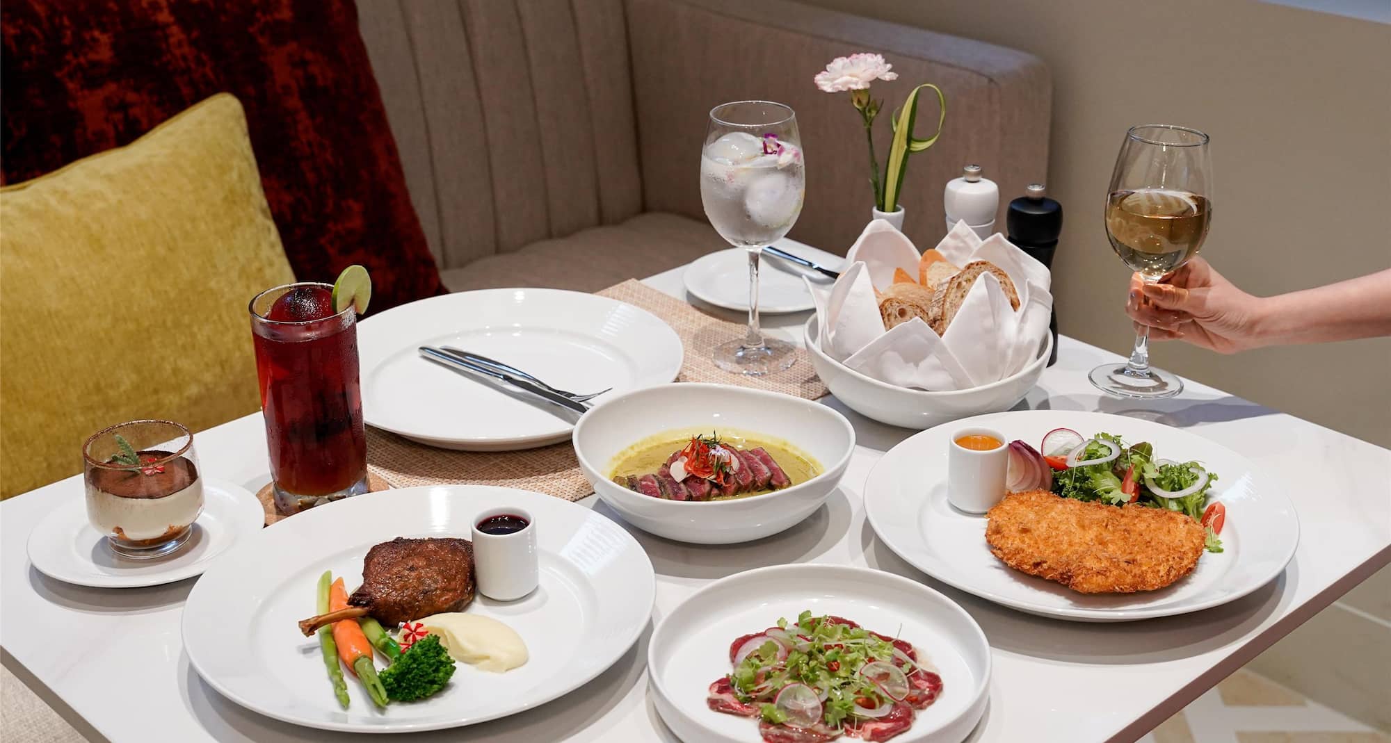 Radisson Hotel Chateau de Bangkok - Chateau Botanique