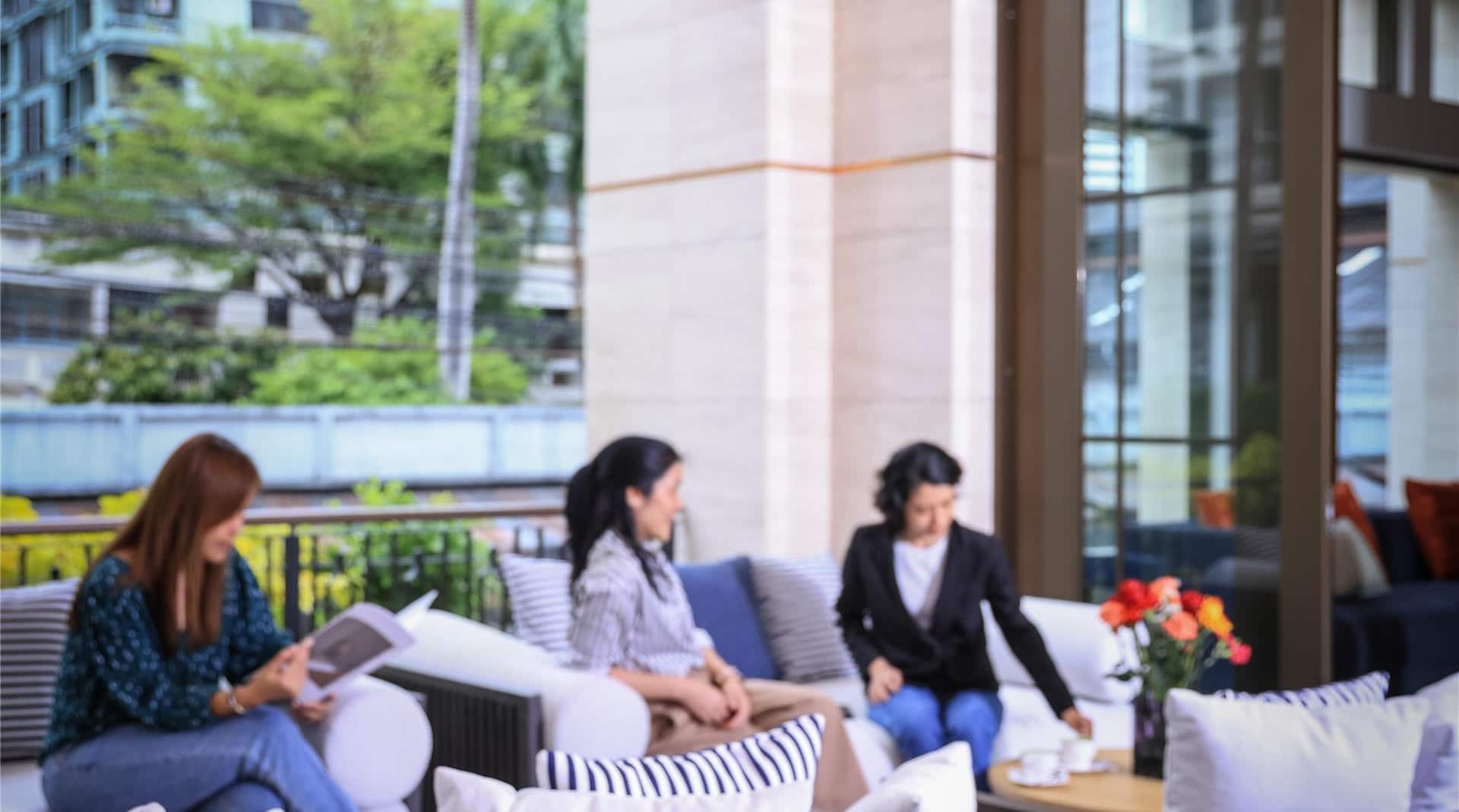 Radisson Hotel Chateau de Bangkok - Outdoor Terrace at Larder and Lounge