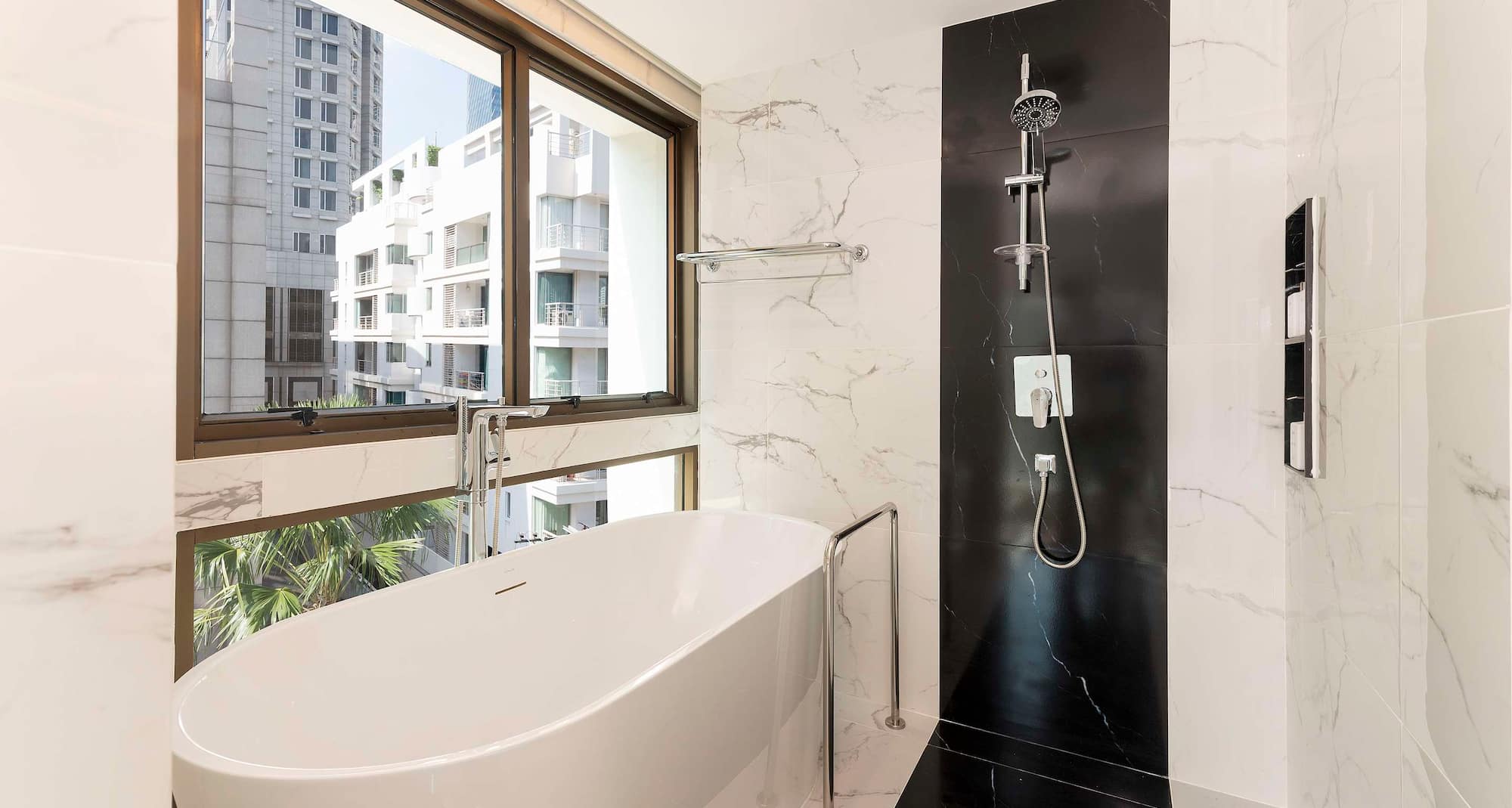 Radisson Hotel Chateau de Bangkok - Junior Suite Bathroom