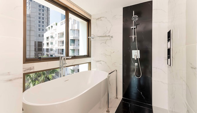 Radisson Hotel Chateau de Bangkok - Junior Suite Bathroom