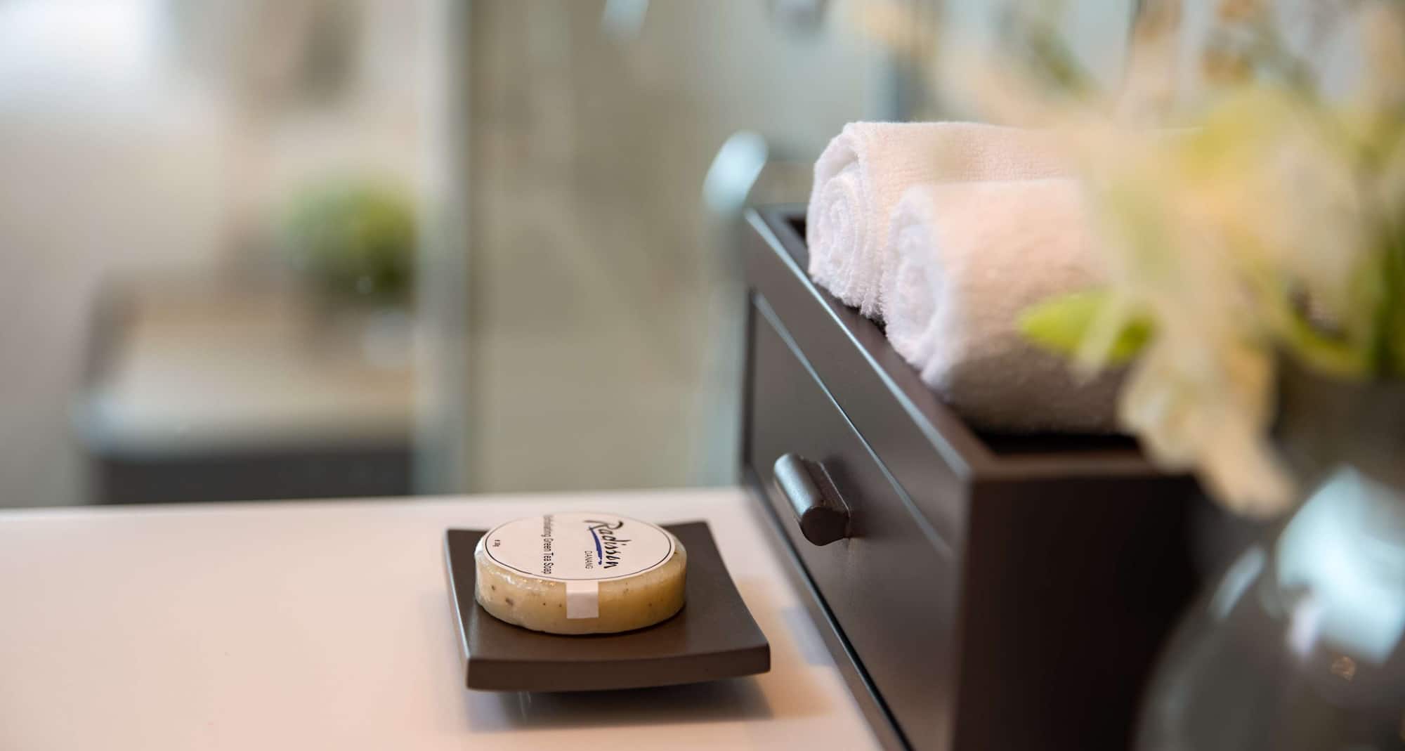 Radisson Hotel Chongqing South Hot Spring - Guest room bathroom