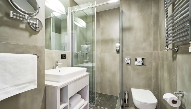 Radisson Hotel City Centre Odesa - Guest room bathroom