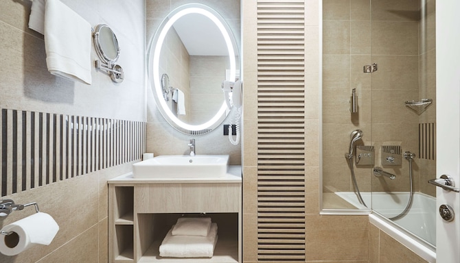 Radisson Hotel City Centre Odesa - Guest room bathroom