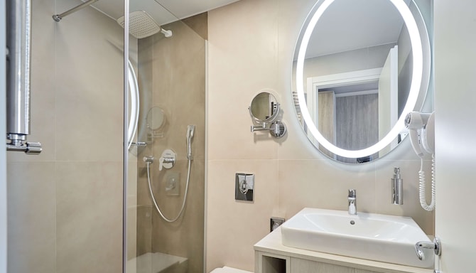 Radisson Hotel City Centre Odesa - Guest room bathroom