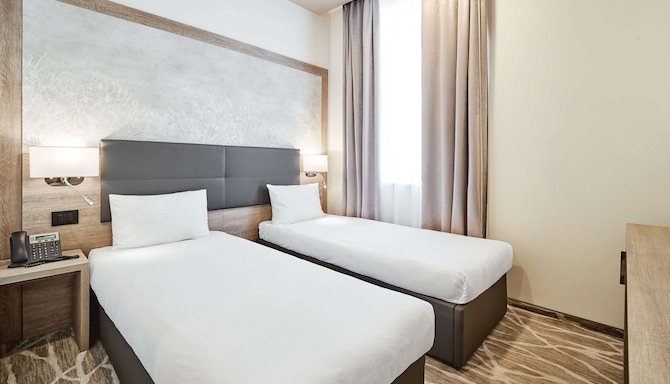 Radisson Hotel City Centre Odesa - Guest room twin beds