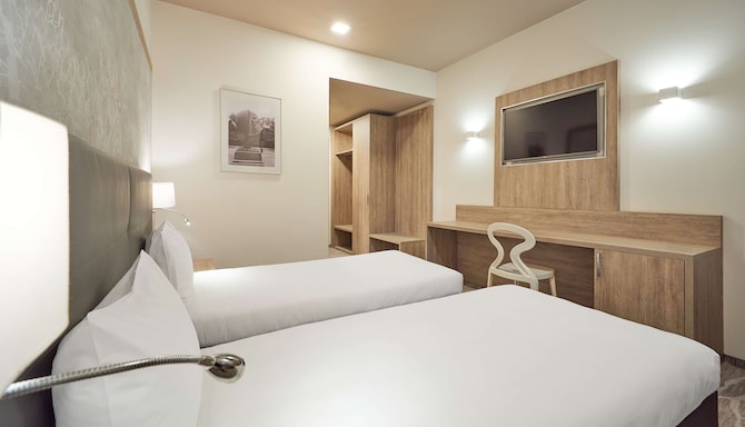 Radisson Hotel City Centre Odesa - Guest room twin beds