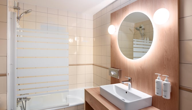 Radisson Hotel Clermont-Ferrand - Superior Room Bath