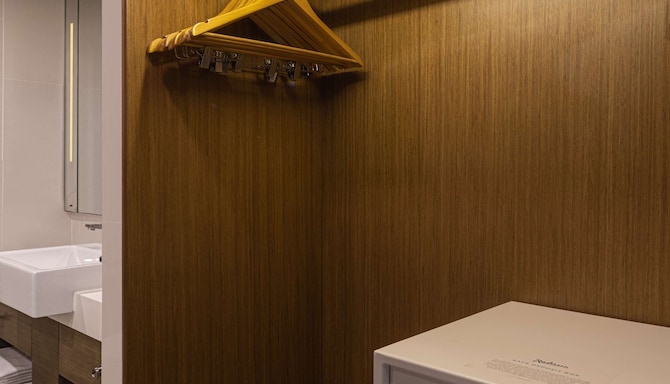 Radisson Hotel Colombo - Premium Room detail