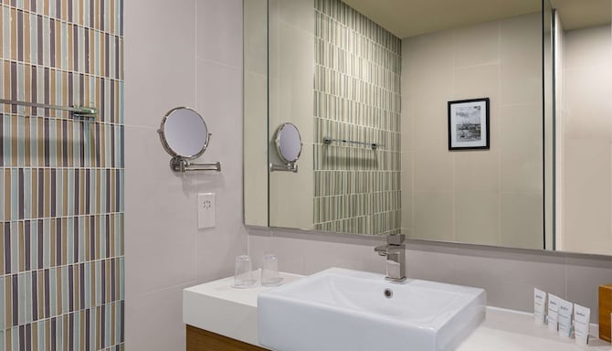 Radisson Hotel Colombo - Guest room bathroom