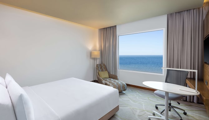 Radisson Hotel Colombo - Premium Room with partial sea view