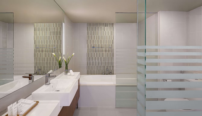 Radisson Hotel Colombo - Suite bathroom