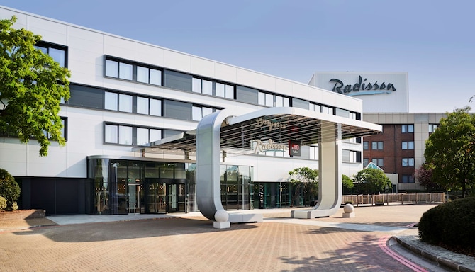Radisson Hotel & Conference Centre London Heathrow - Facade