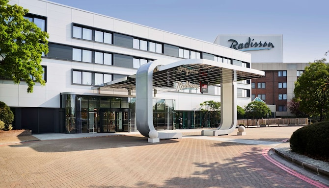 Radisson Hotel and Conference Centre London Heathrow - Facade