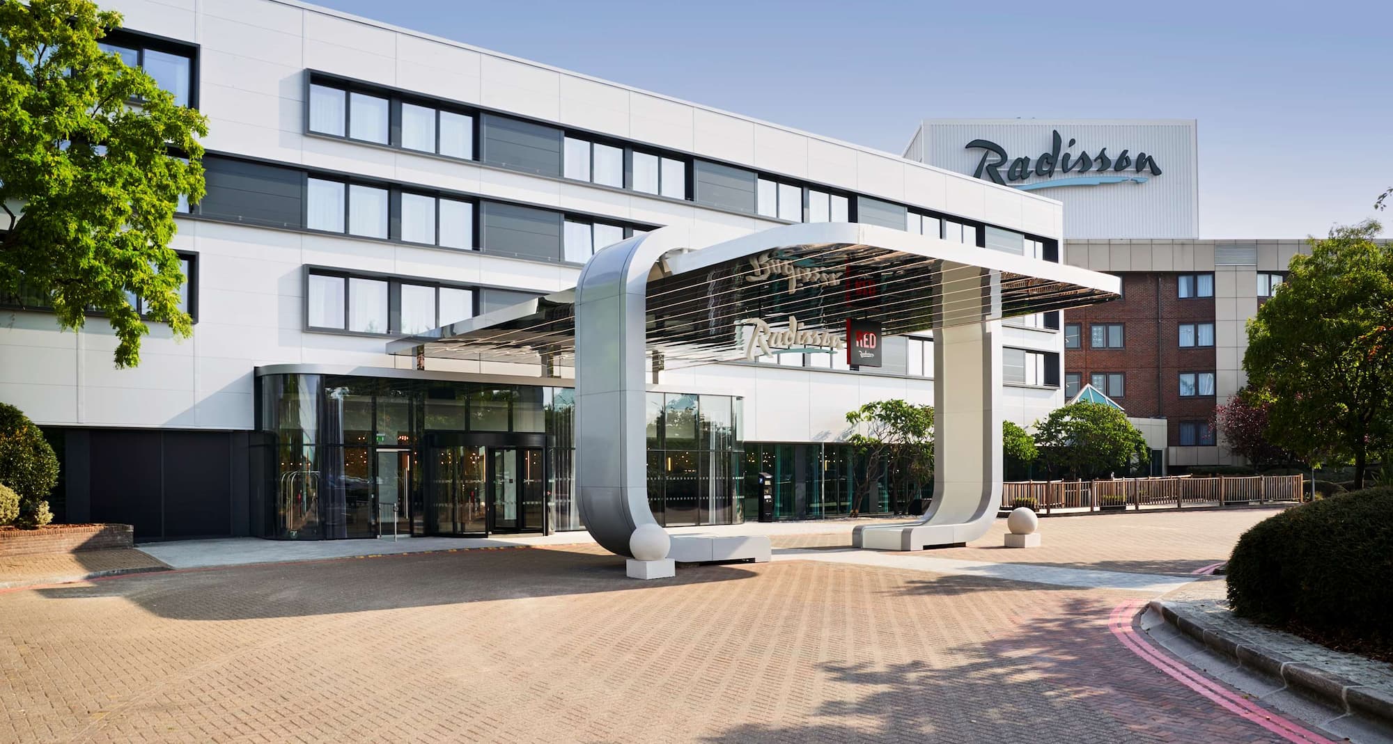 Radisson Hotel & Conference Centre London Heathrow - Facade