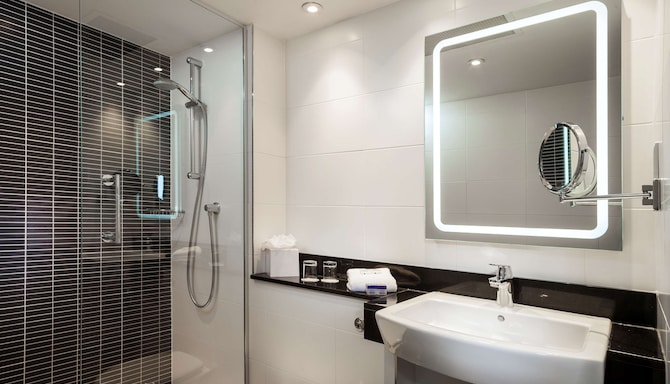 Radisson Hotel & Conference Centre London Heathrow - Guest bathroom