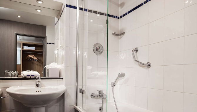 Radisson Hotel & Conference Centre London Heathrow - Guest bathroom