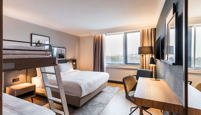 Radisson Hotel & Conference Centre London Heathrow - Family Room with bunk beds