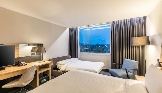 Radisson Hotel & Conference Centre London Heathrow - Family Room with sofa bed