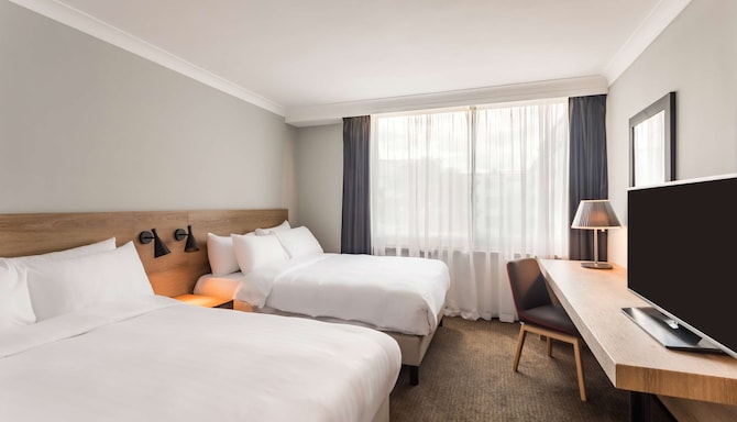 Radisson Hotel and Conference Centre London Heathrow - Standard Room - two double beds