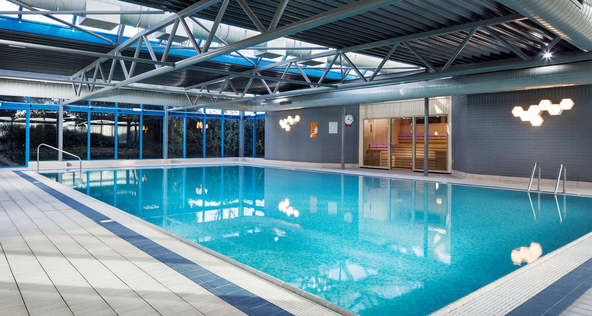 Radisson Hotel & Conference Centre London Heathrow - Piscina