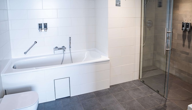 Radisson Hotel & Congress Center Saransk - Suite / Bathroom