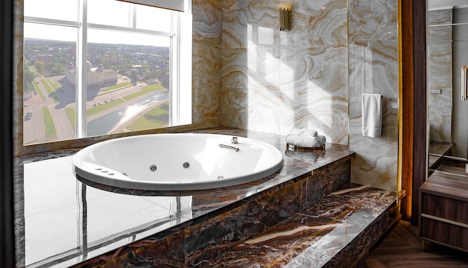 Radisson Hotel and Congress Center Saransk - Suite - Whirlpool