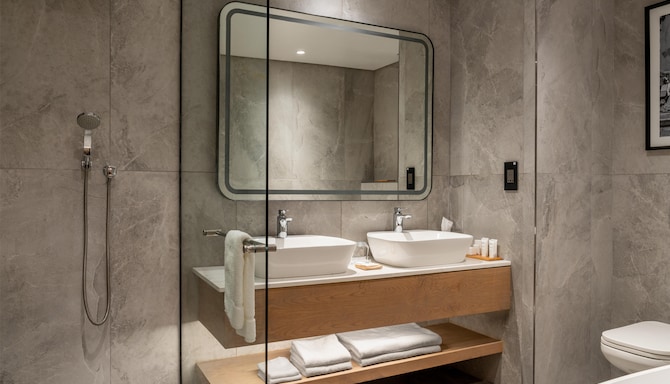 Radisson Hotel & Convention Center Steve Tswete Middelburg - Premium Suite Bathroom