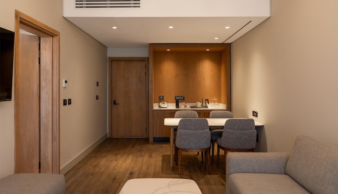 Radisson Hotel & Convention Center Steve Tswete Middelburg - Suite with lounge access