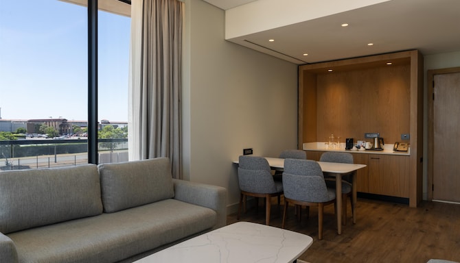 Radisson Hotel & Convention Center Steve Tswete Middelburg - Premium Suite Living Room