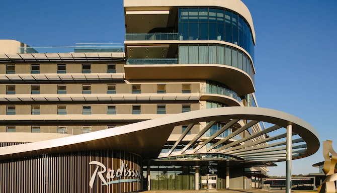Radisson Hotel & Convention Centre Johannesburg OR Tambo - Exterior day