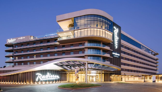 Radisson Hotel & Convention Centre Johannesburg OR Tambo - Exterior night