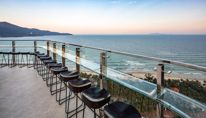 Radisson Hotel Danang - Vivid Bar