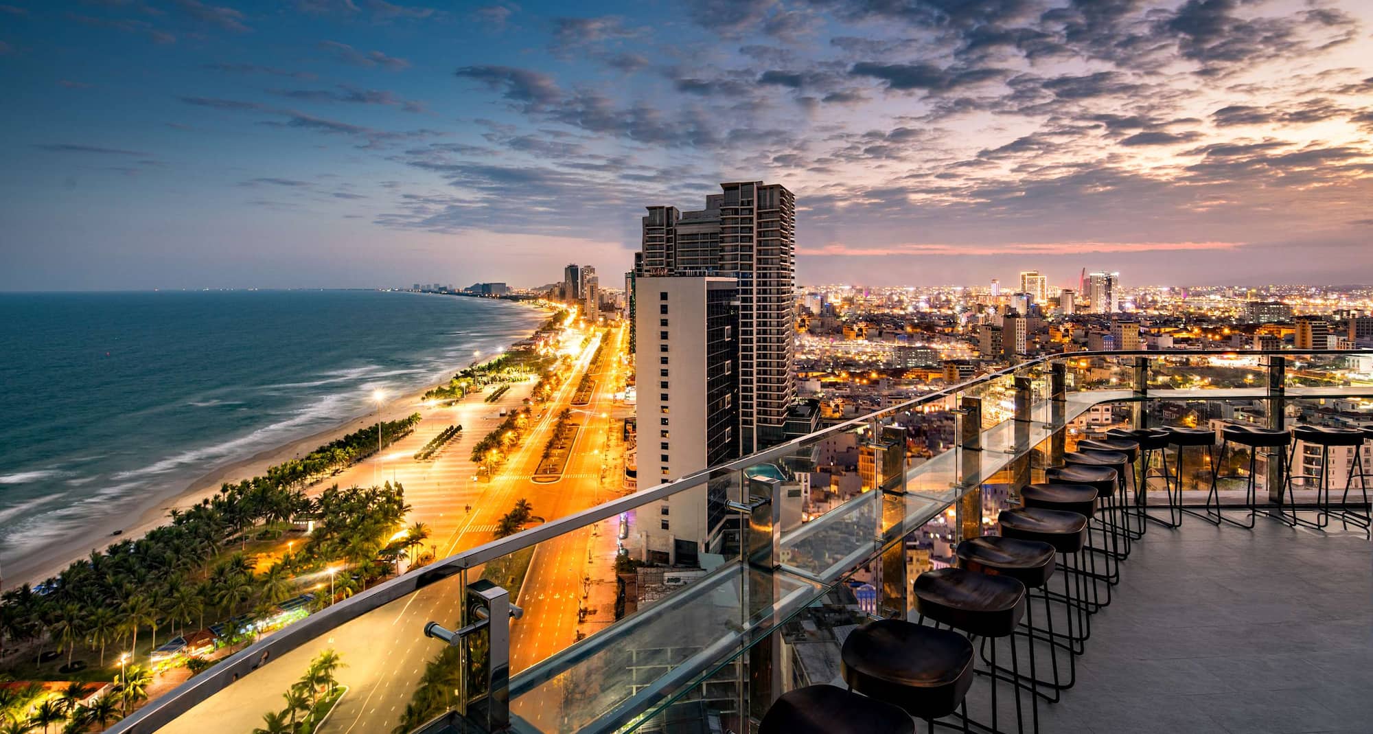 Radisson Hotel Danang - Vivid Bar